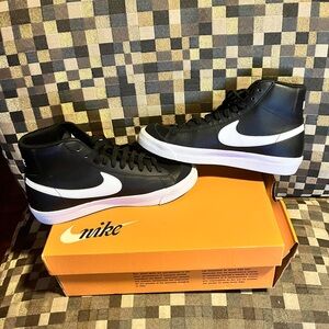 Size 6.5   - Nike Blazer Mid 77 Black White Boys